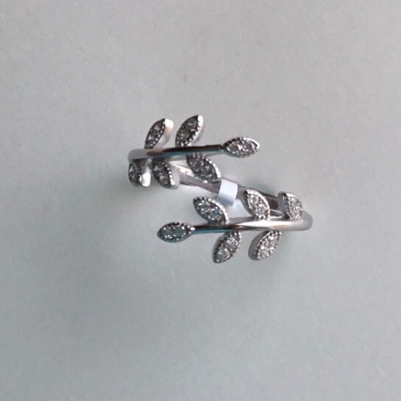 Don’t miss this deal! $18 Firm! Cz Leaf Sterling Silver Ring - Picture 9 of 12
